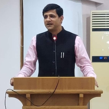 महापौर पुष्यमित्र भार्गव ने दिया व्यापारियों को नव वर्ष का उपहार