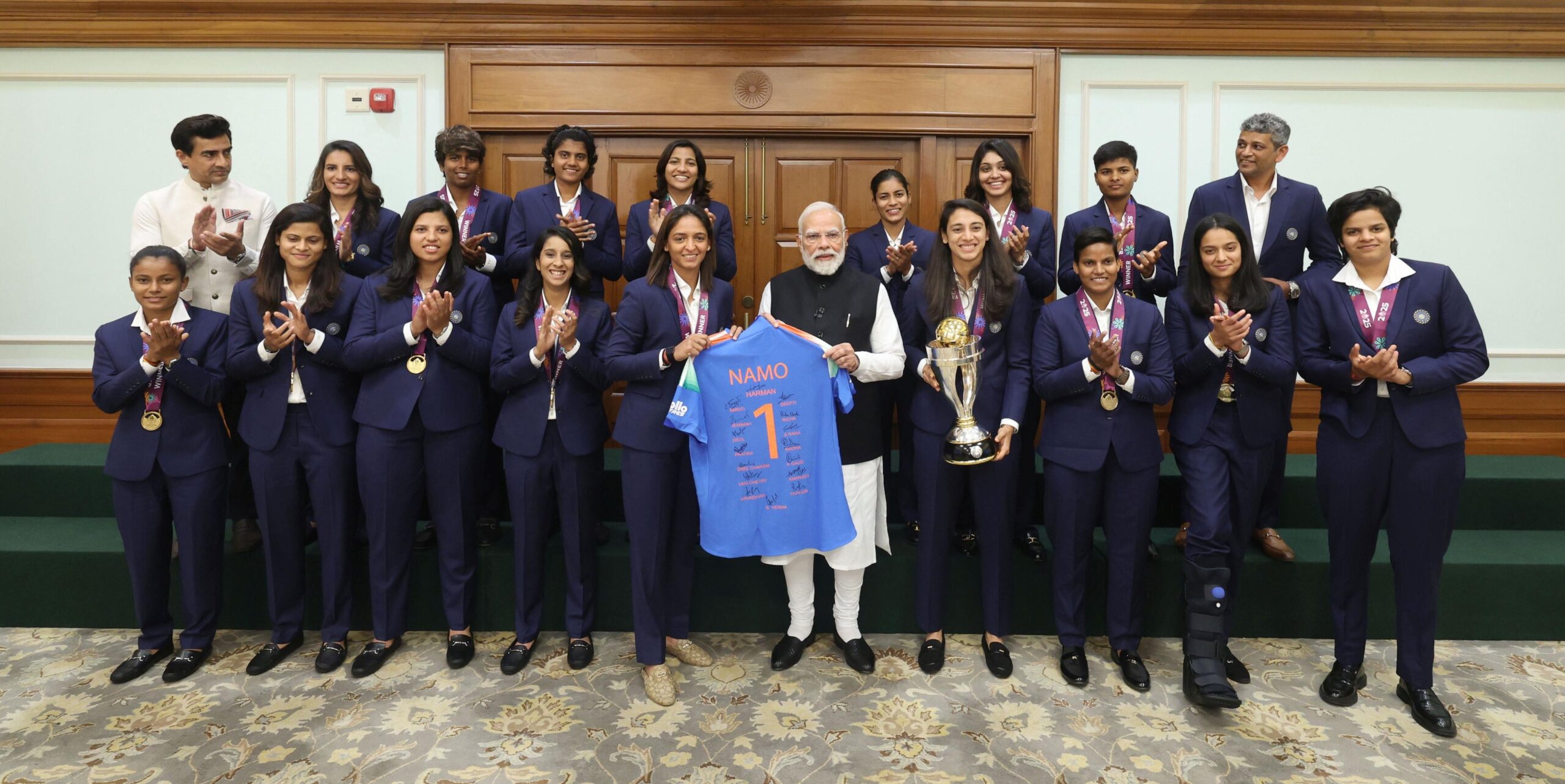 पीएम मोदी से मिली भारतीय चैंपियन टीम, कप्तान हरमनप्रीत कौर ने भेंट की जर्सी