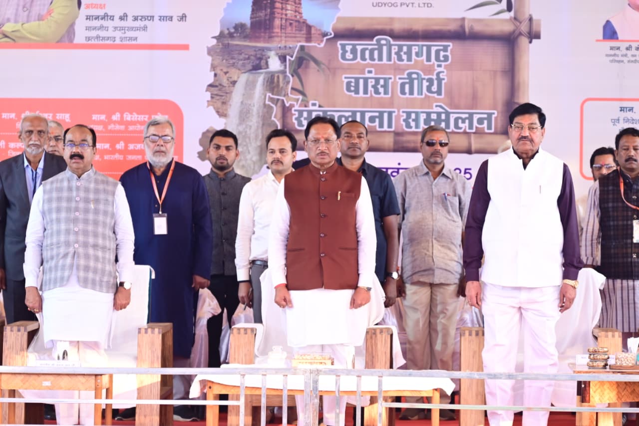 मुख्यमंत्री ने किया ध्वजारोहण, दिया विकास और पर्यावरण संरक्षण का संदेश