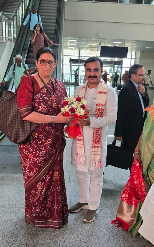 वाराणसी पहुंचीं स्मृति ईरानी, भाजपा नेताओं ने एयरपोर्ट पर किया भव्य स्वागत