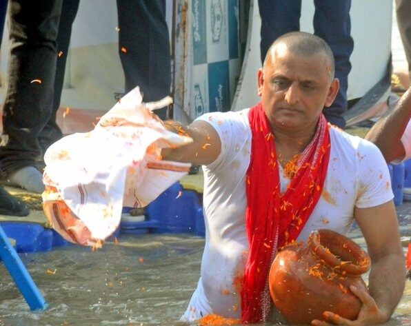 अखिलेश यादव पर दुखों का पहाड़, परिवार में लगातार निधन से भावुक हुए समर्थक