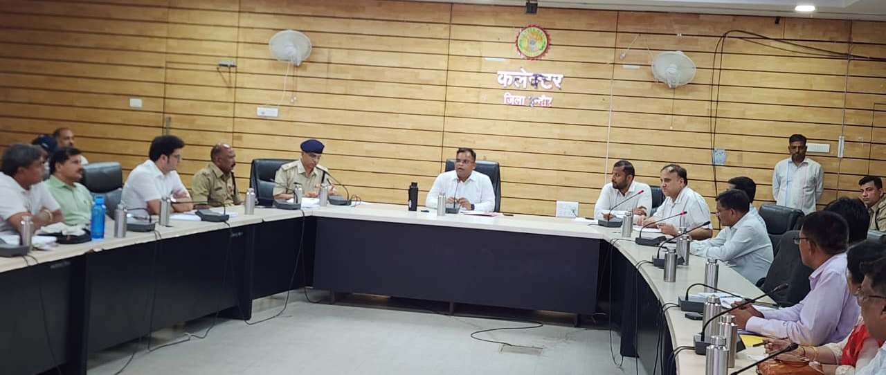 इंदौर में सड़क सुरक्षा समिति की बैठक, बारिश से पहले निर्माण कार्य पूर्ण करने के कलेक्टर के निर्देश